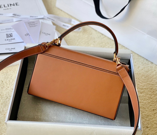 Ce**e box triomphe in natural calfskin