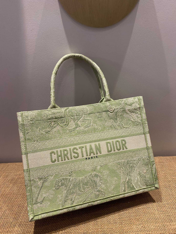 medium D*or book tote