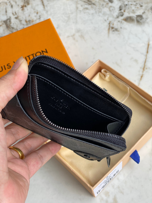 l**is V*t*n multi card holder trunk