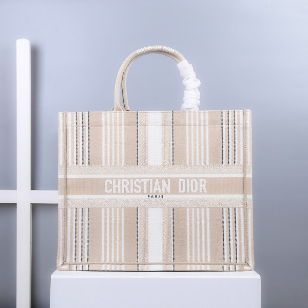 large D*or book tote