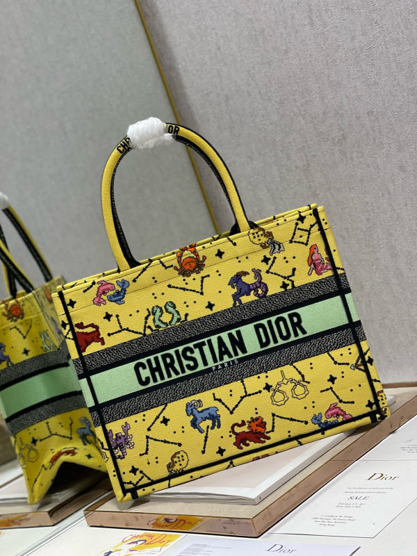 medium D*or book tote