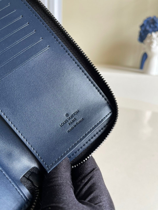 l**is V*t*n zippy wallet