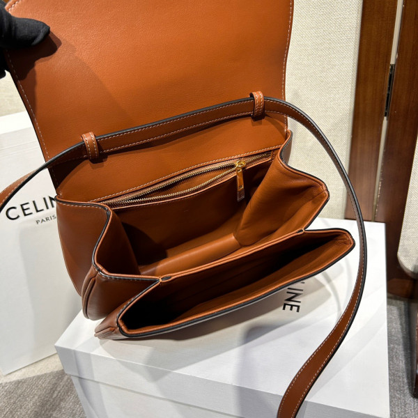 Ce**e medium tabou in smooth calfskin