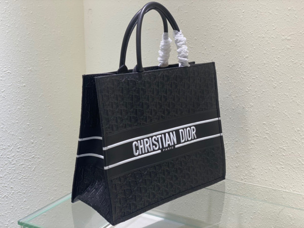large D*or book tote