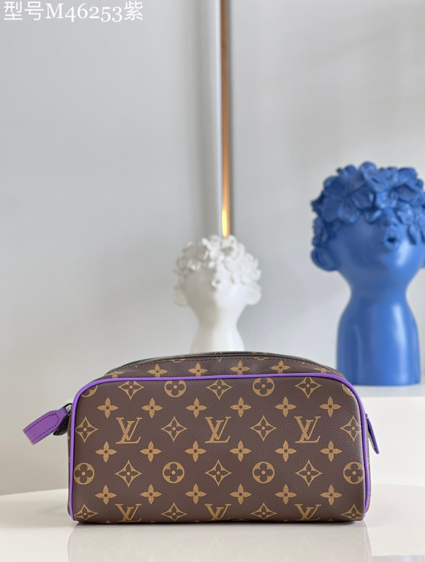 l**is V*t*n dopp kit toilet pouch