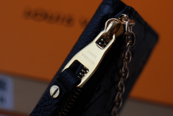 l**is V*t*n card holder recto verso