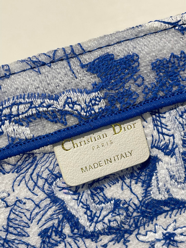 medium D*or book tote