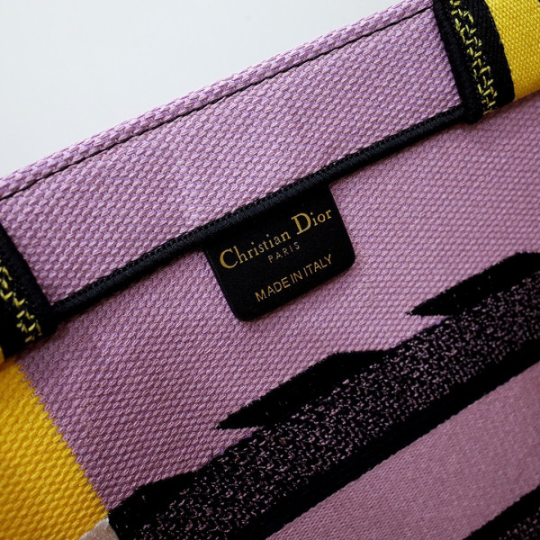 medium D*or book tote