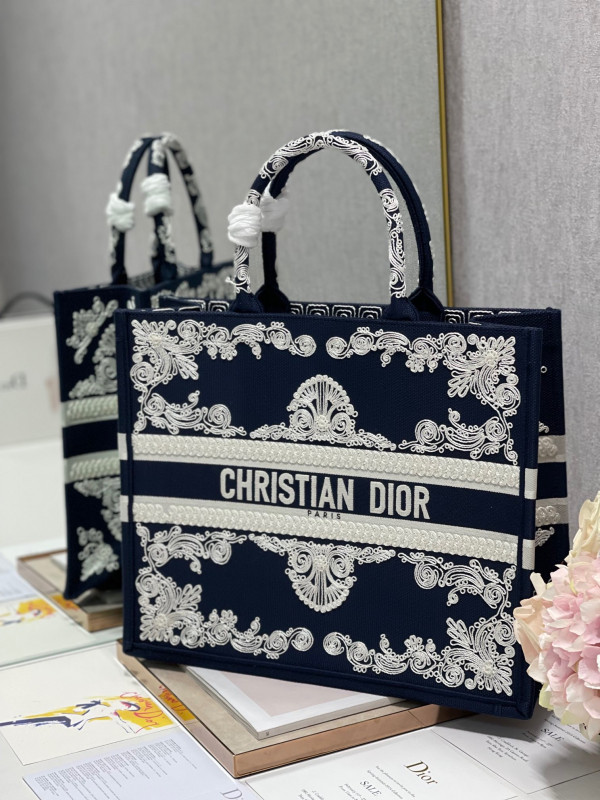 large D*or book tote