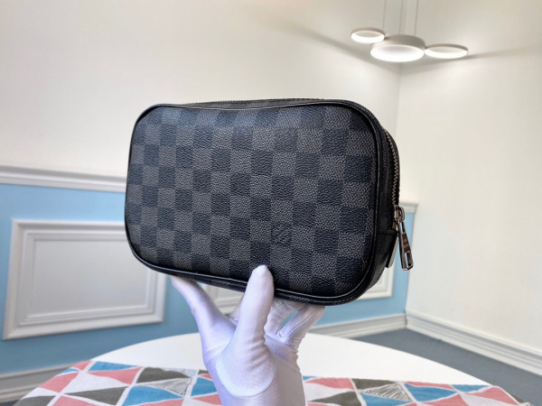 l**is V*t*n toiletry pouch pm