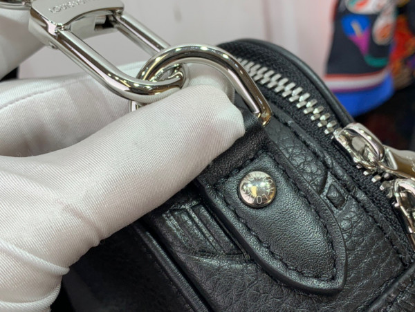 l**is V*t*n messeanger bag