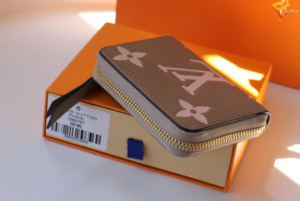 l**is V*t*n zippy coin purse
