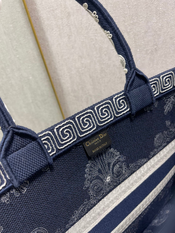 large D*or book tote
