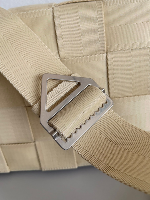Bo*te*ga ve*ne*ta cassette webbing