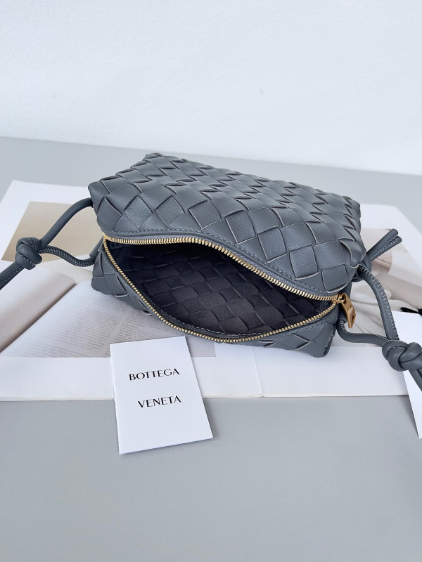 Bo*te*ga ve*ne*ta mini loop camera bag