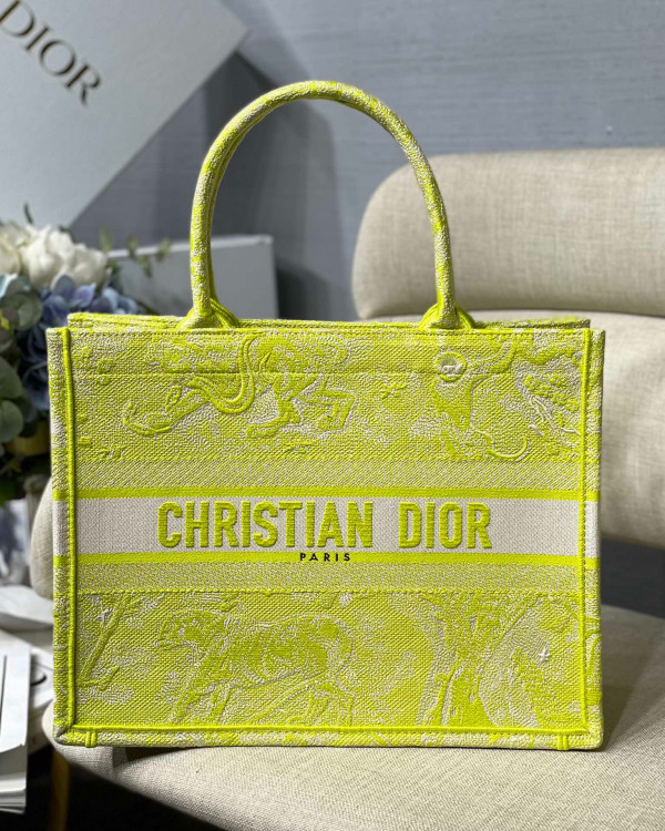 medium D*or book tote