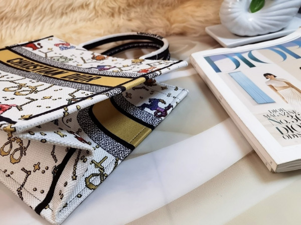 medium D*or book tote