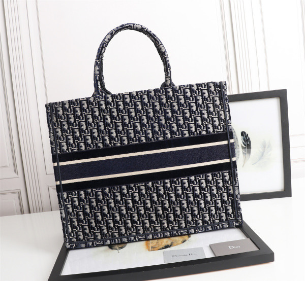 large D*or book tote