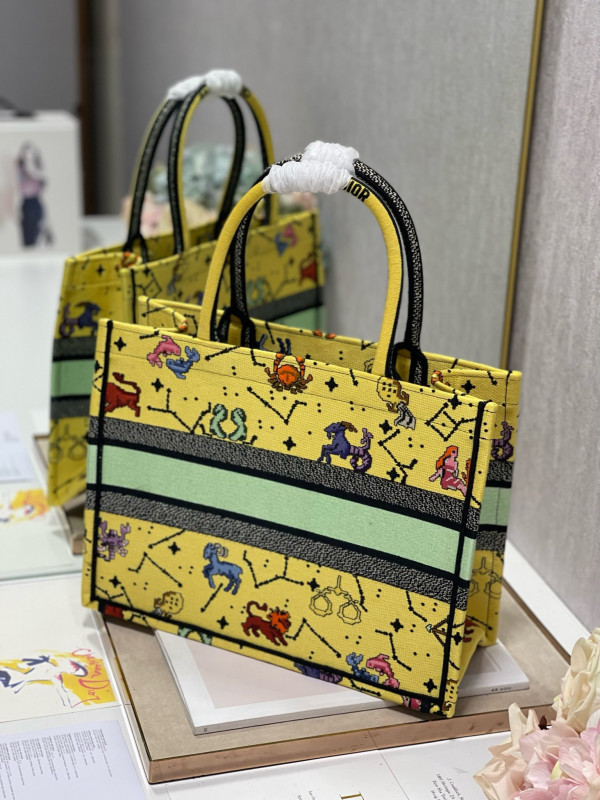 medium D*or book tote