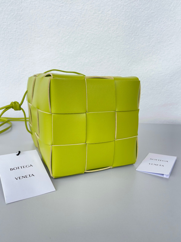 Bo*te*ga ve*ne*ta cassette bucket bag