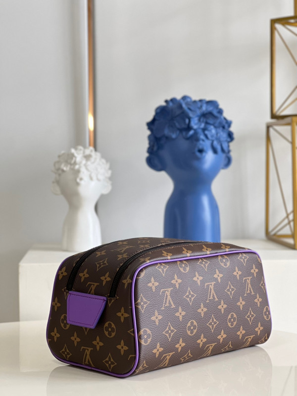 l**is V*t*n dopp kit toilet pouch