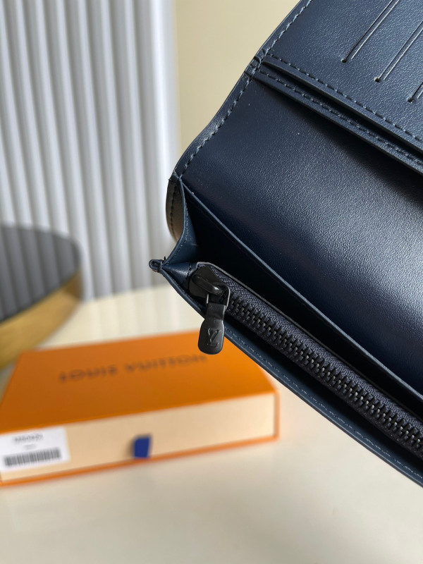 l**is V*t*n brazza wallet