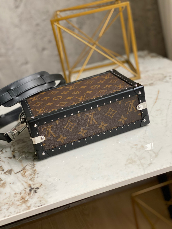 l**is V*t*n clutch box