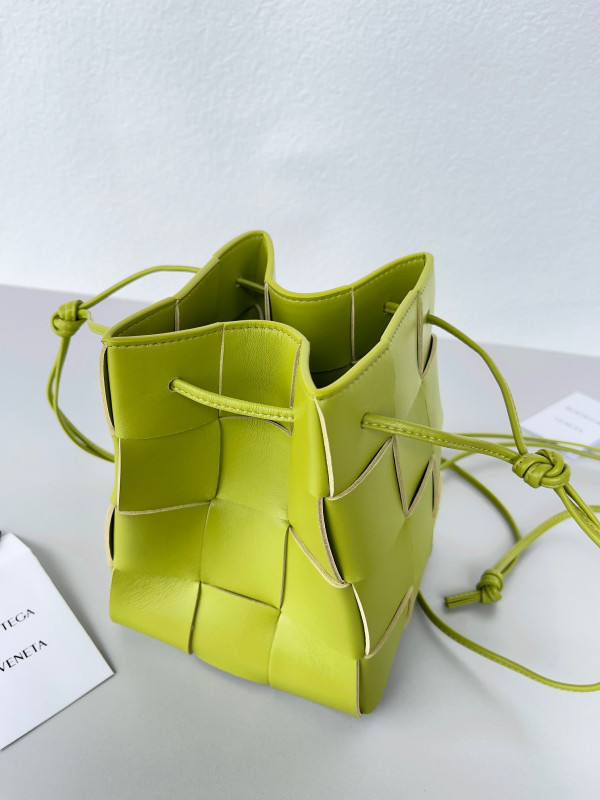Bo*te*ga ve*ne*ta cassette bucket bag