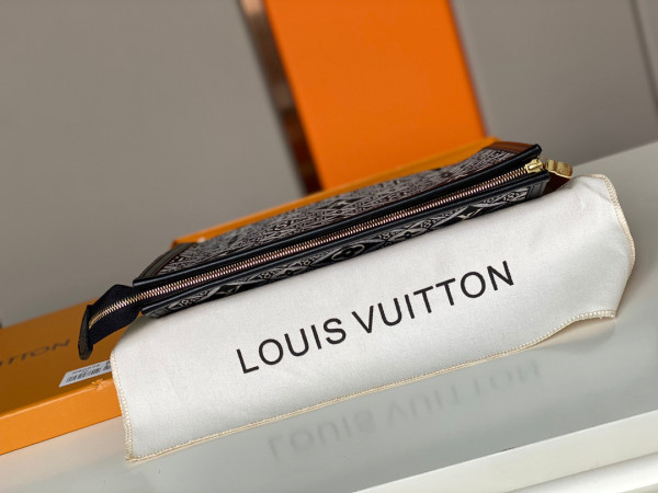 l**is V*t*n since 1854 toiletry pouch 26
