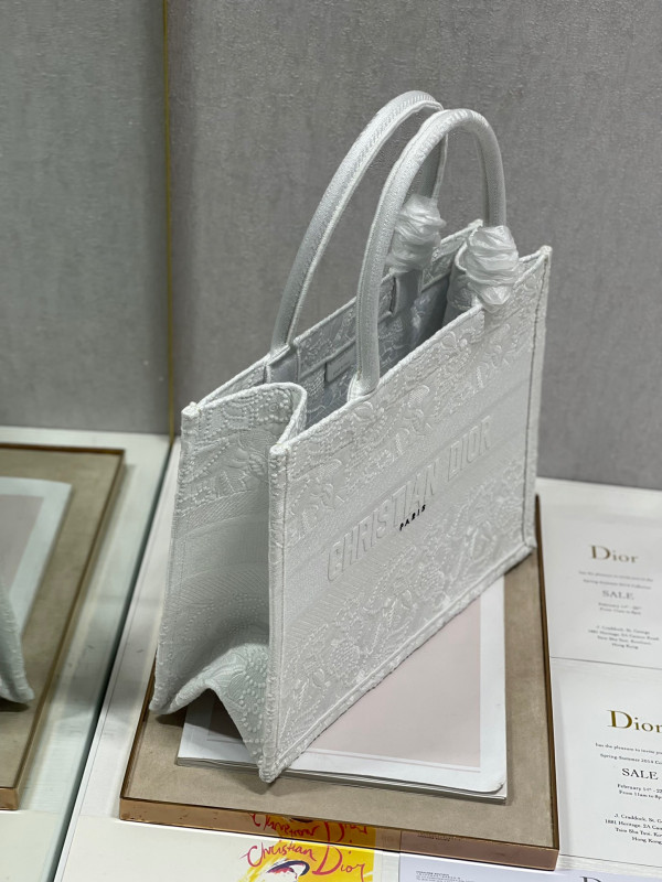 medium D*or book tote