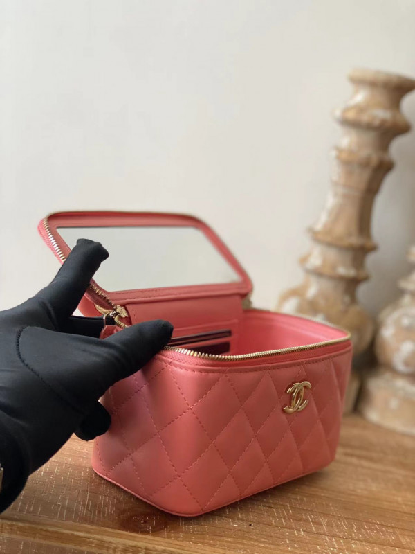 CL VANITY WITH CHAIN