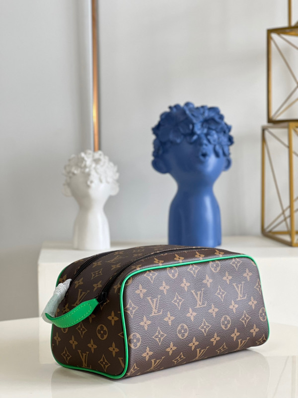 l**is V*t*n dopp kit toilet pouch