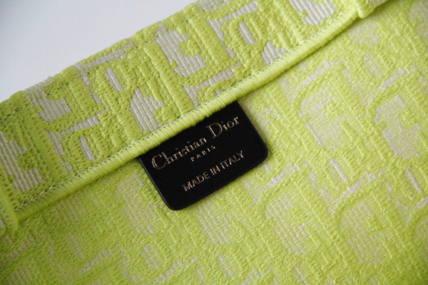 large D*or book tote