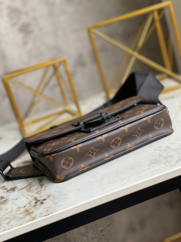 l**is V*t*n s lock sling bag