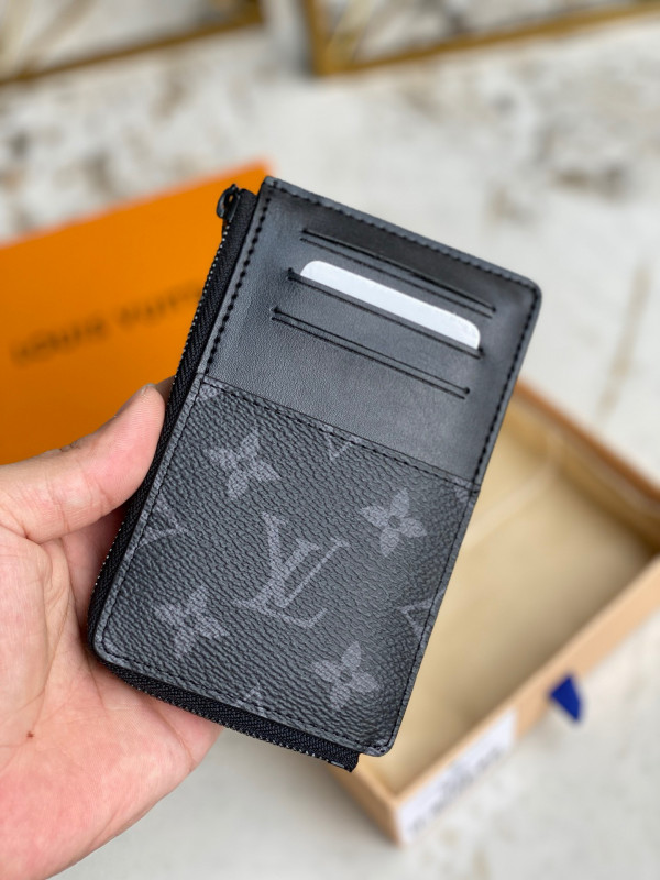 l**is V*t*n multi card holder trunk