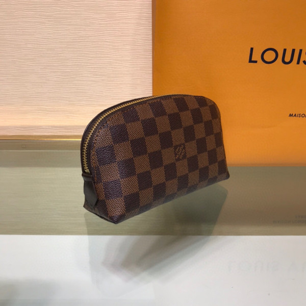 l**is V*t*n cosmetic pouch