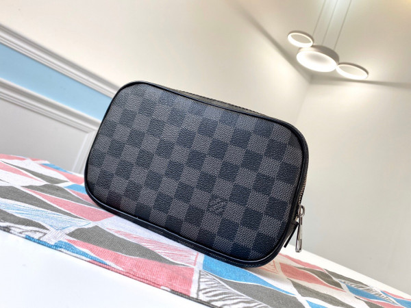 l**is V*t*n toiletry pouch pm