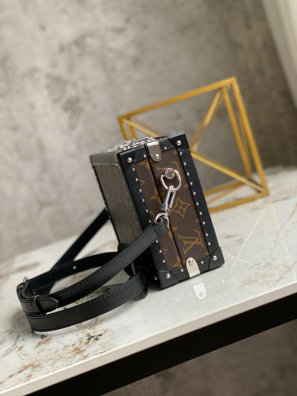 l**is V*t*n clutch box