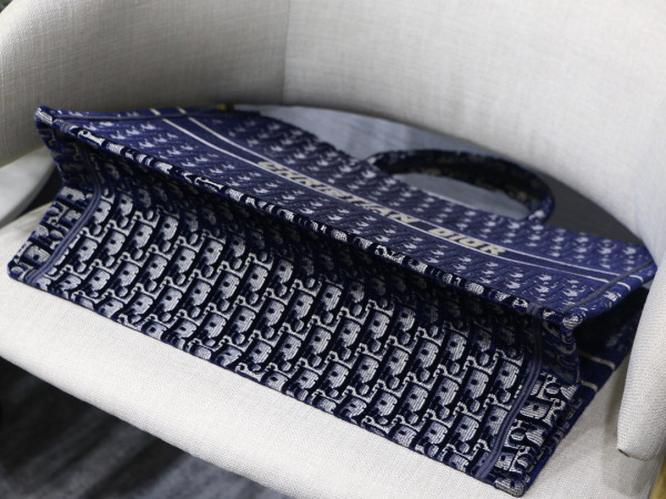 large D*or book tote