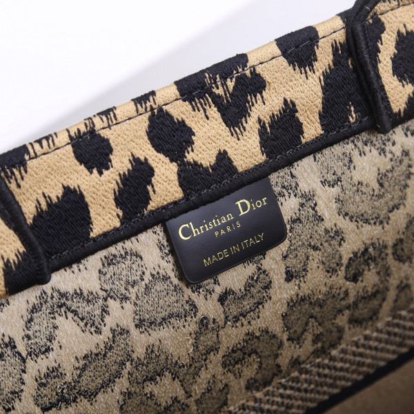 large D*or book tote
