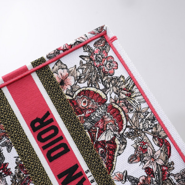 medium D*or book tote