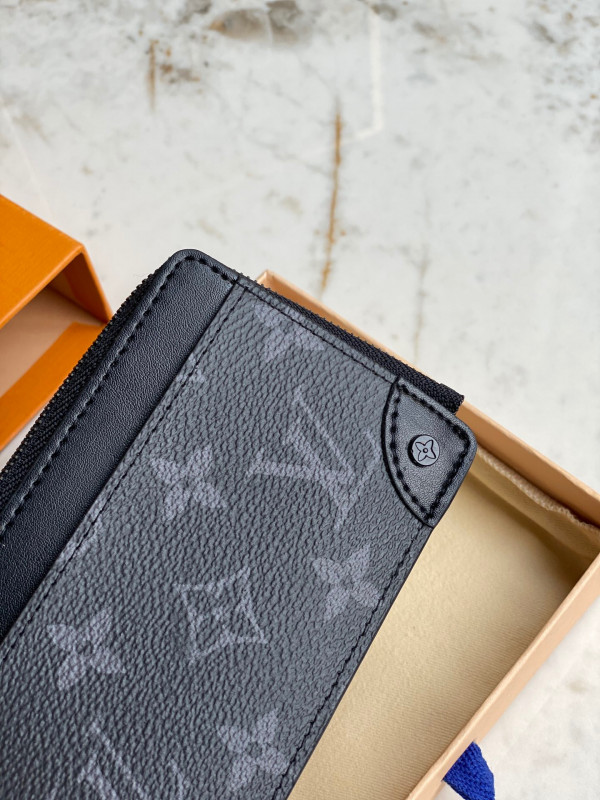 l**is V*t*n multi card holder trunk