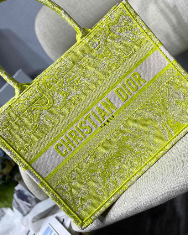 medium D*or book tote