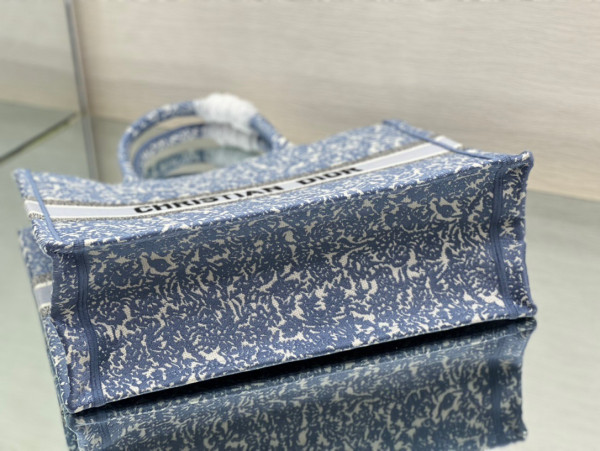 large D*or book tote