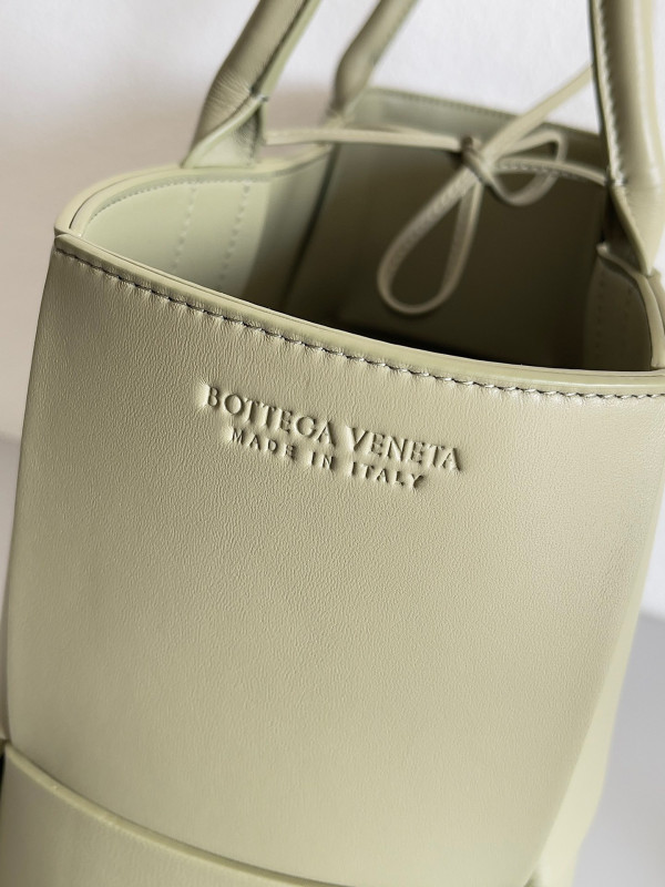 Bo*te*ga ve*ne*ta arco medium tote