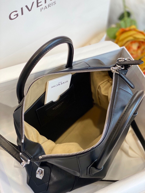 GIVENCHY ANTIGONA SOFT