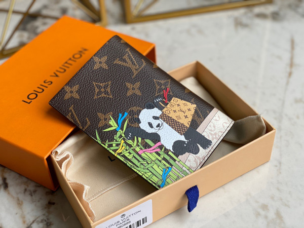 l**is V*t*n passport cover