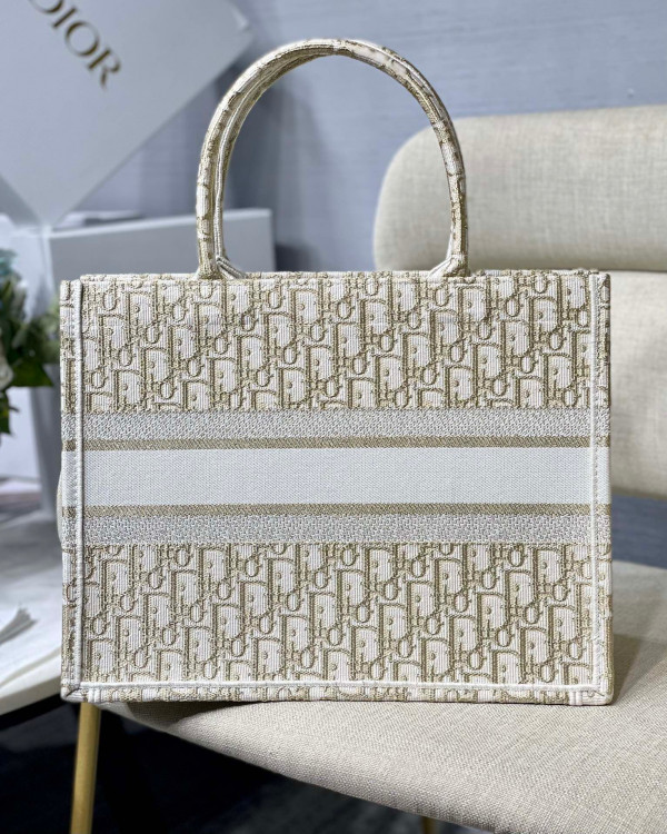 medium D*or book tote