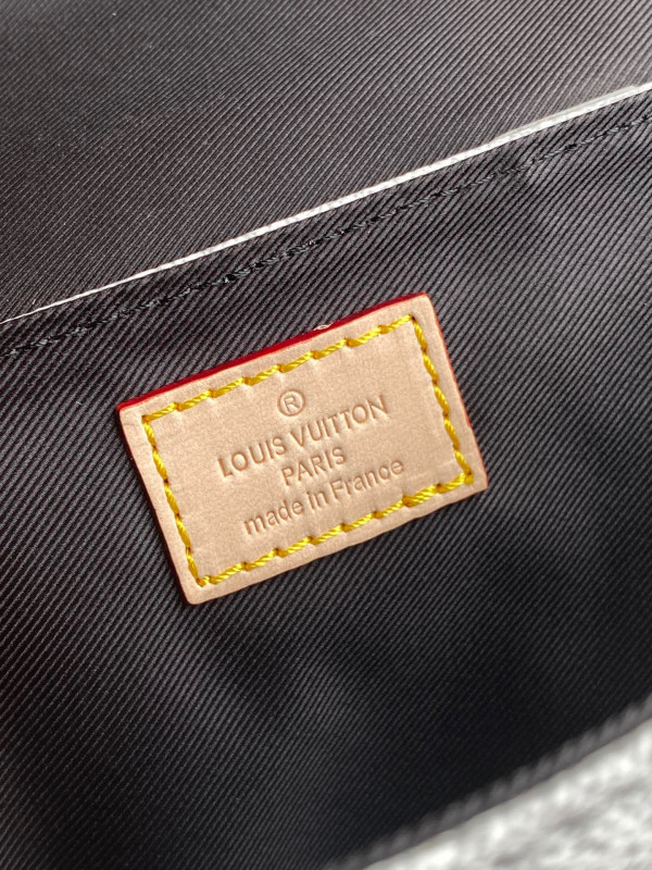 l**is V*t*n trunk slingbag