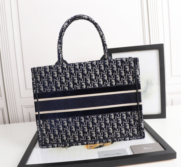 medium D*or book tote